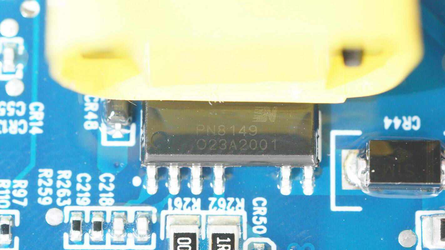 芯朋,型号pn8149,芯片内部集成控制器和800v耐压mos管,外围元件精简