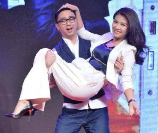 把刘涛抱在怀里,有谁注意到他手上小动作,人品如何一目了然