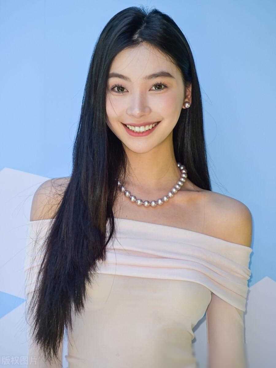 易梦玲亮相科切拉音乐节revolvefestival活动,时尚造型吸睛