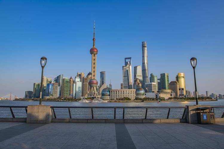 其独特的新古典主义风格,使其成为外滩的一道亮丽风景线.### 2.