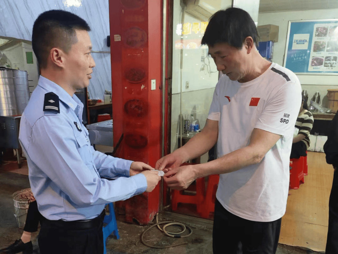 Police officers from Shangrao Yiyang rush around with flowers2Retrieve lost ID cards for Fuzhou athletes during the hour