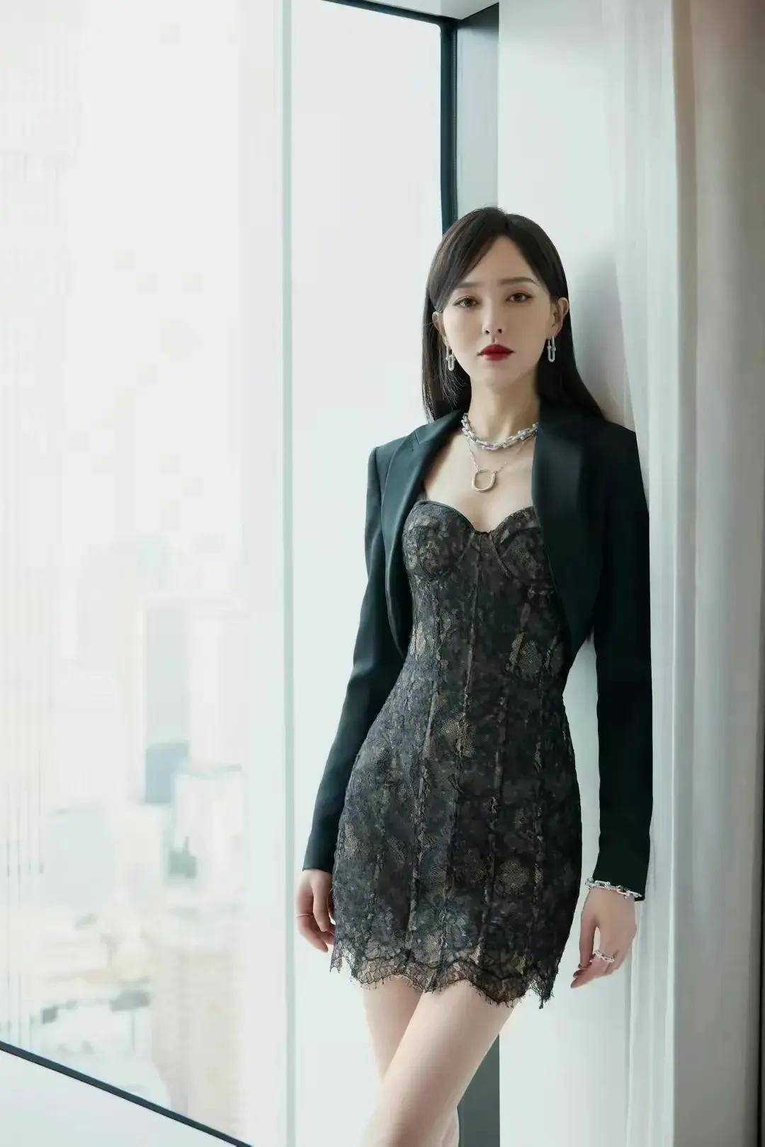 贵气公主范儿十足?唐嫣黑色镂空蕾丝短裙惊艳亮相