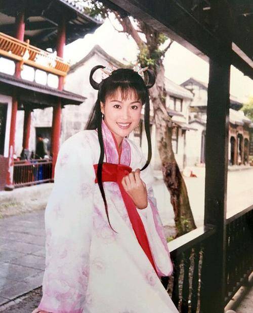 51岁梁小冰现身酒吧捞金,穿亮片短裙卖力演唱,身材发福认不出_生活_阿