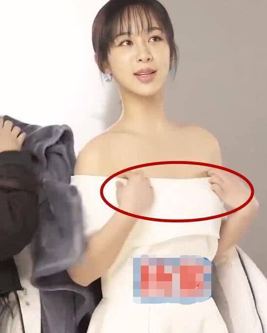 原创为何杨紫拍照不喜欢露手?看清她策划中的手,果然上帝是公平的