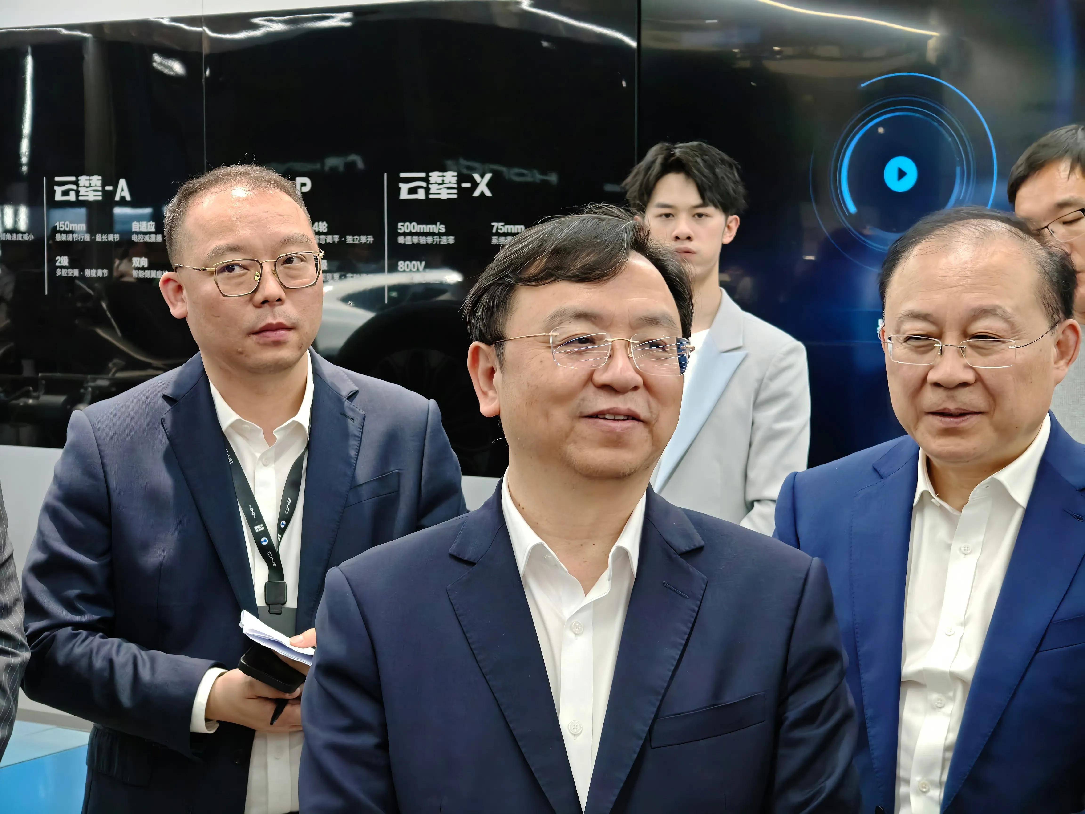 王传福现身小米展台,雷军称小米汽车要加大跟比亚迪合作_搜狐汽车_搜狐网