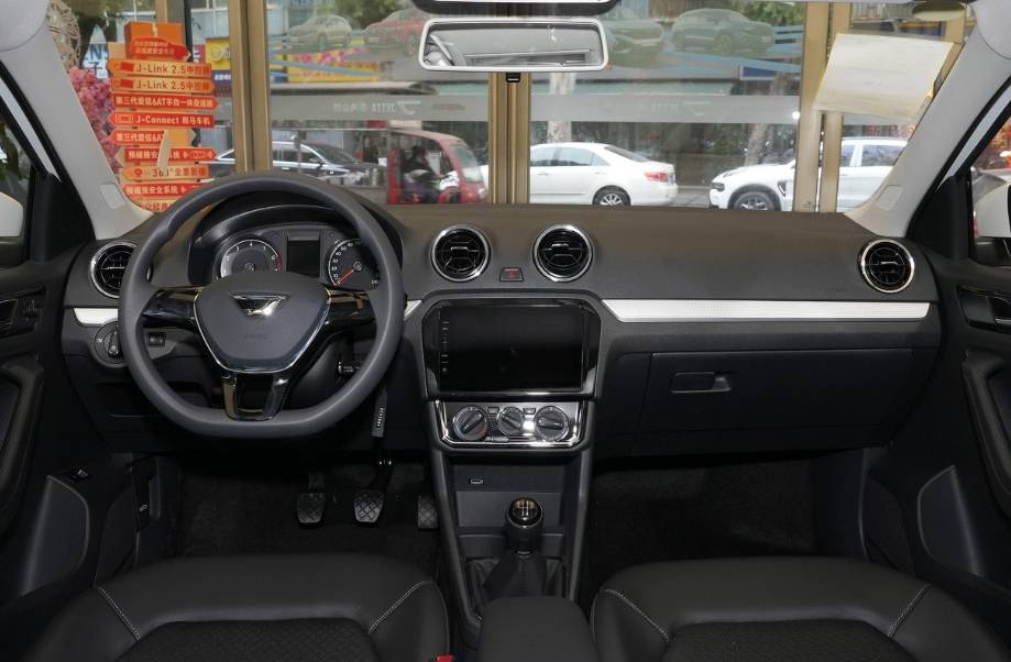 步入车内,捷达va3内饰配置同样令人眼前一亮,其采用皮质包裹多功能