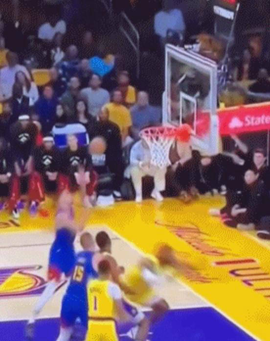 nba风波:詹皇疑似假摔曝光,湖人内讧传闻加剧_詹姆斯