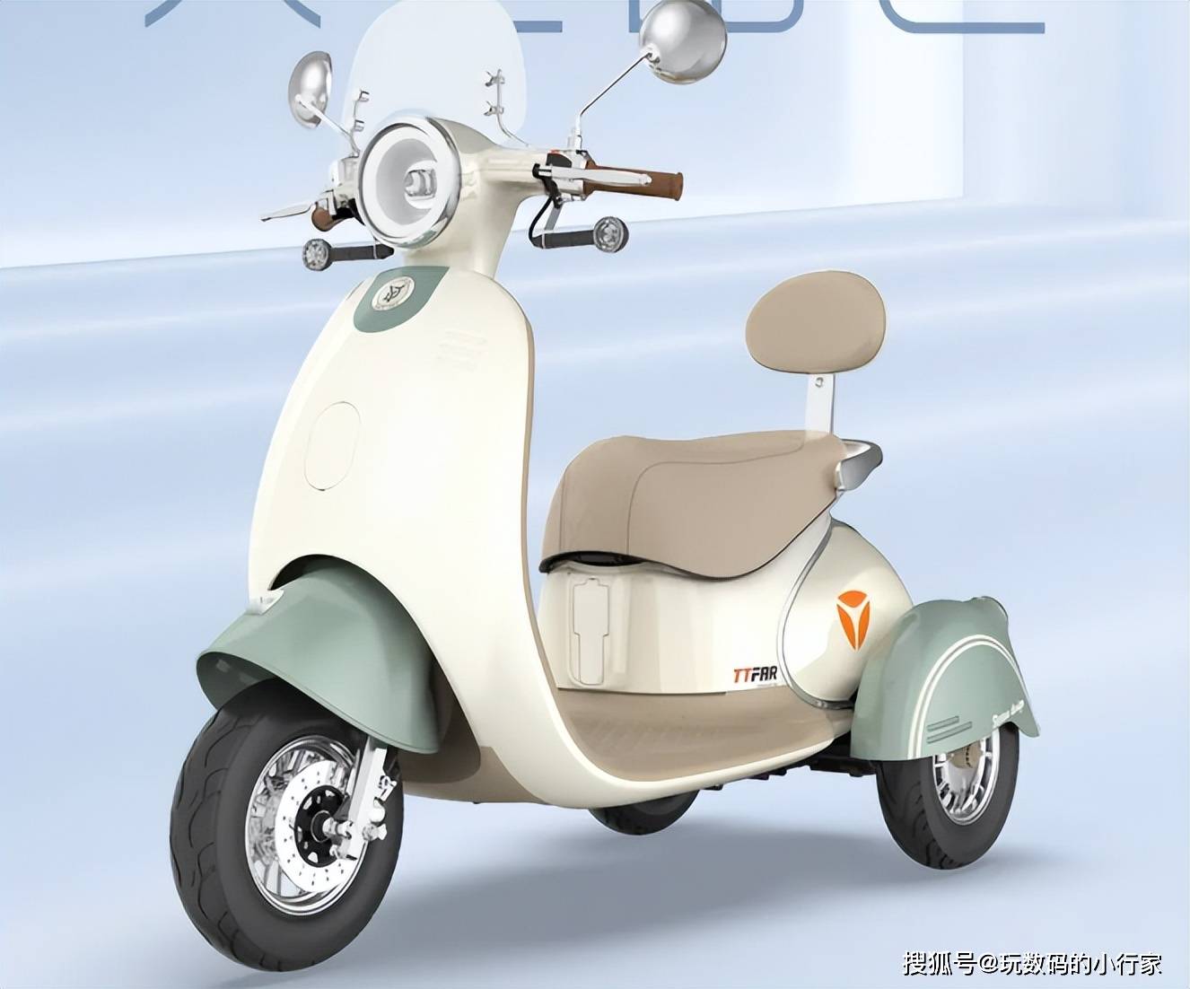 雅迪a90三轮电动车来了,边骑边充电,一键辅助刹车,适合老年人