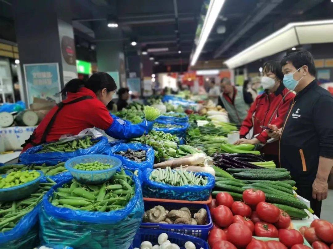 上午9点的九华邻居里·美天玉屏菜市场,人来人往,热闹非凡.
