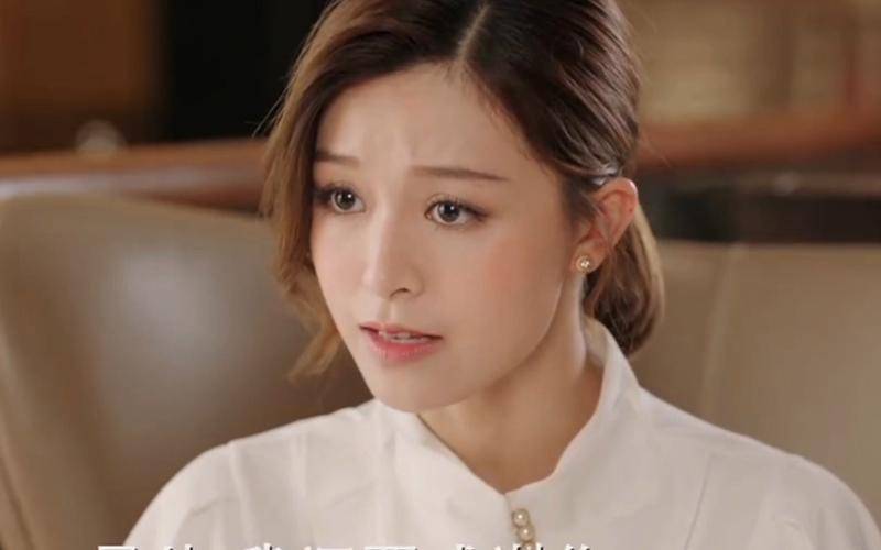 但她在电影《为你钟情》里的清纯表演,让人开始注意到她了.