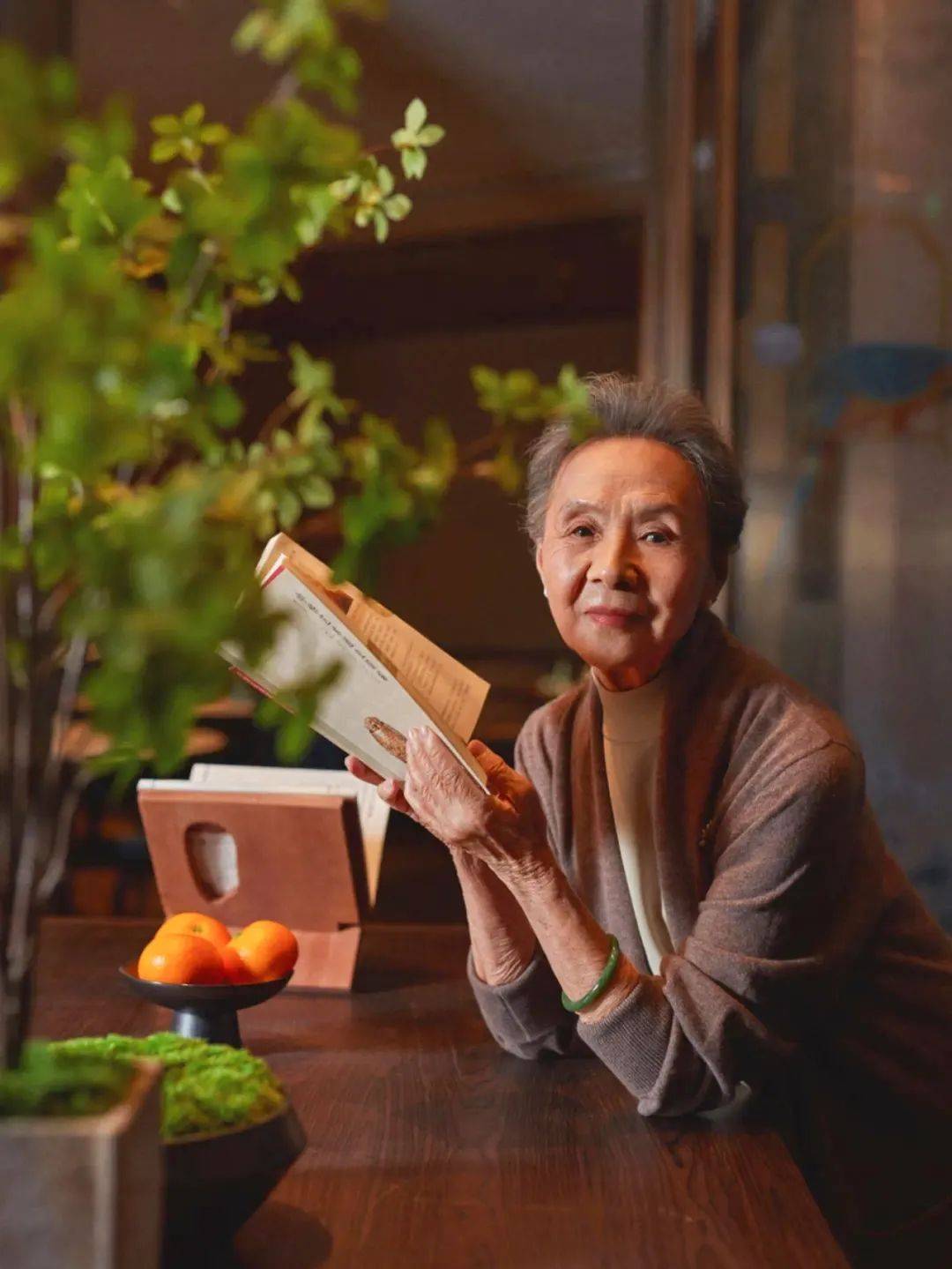 当然,剧组的工作人员都会考虑到吴彦姝的年龄而给与特殊关照.