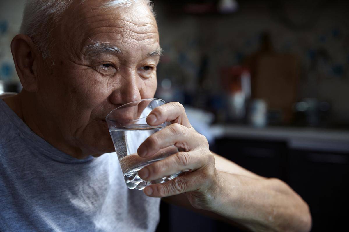过去那个常常独自在烟雾缭绕的角落,一边喝酒一边抽烟的他,现在变得爱