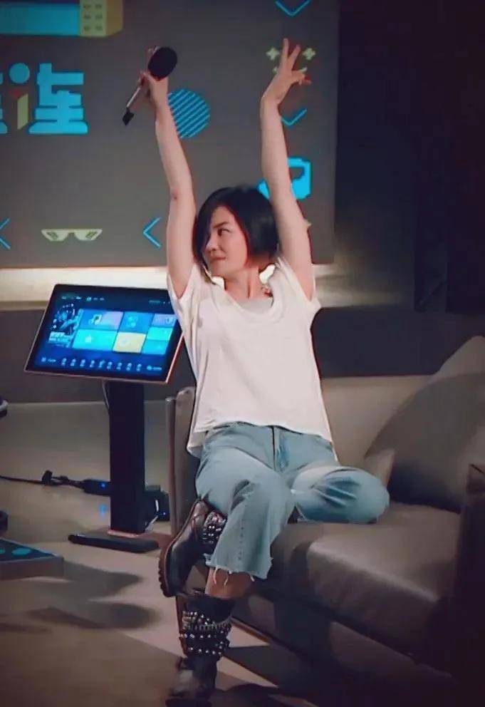 王菲在大巴被偶遇,戴口罩难掩高冷气质,但穿着接地气戴鲨鱼夹,并不