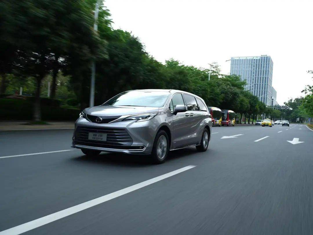 5万!e-four四驱 8155芯片,新赛那吹响进攻号角