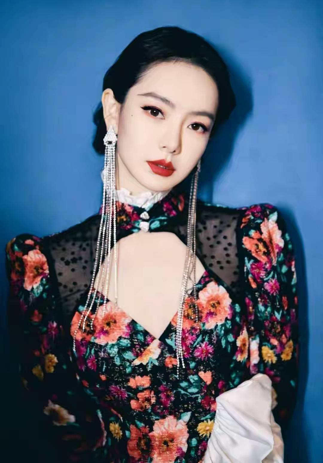 戚薇旗袍亮相惊艳全场,辣妈身材引发热议:老公李承铉眼神亮了!