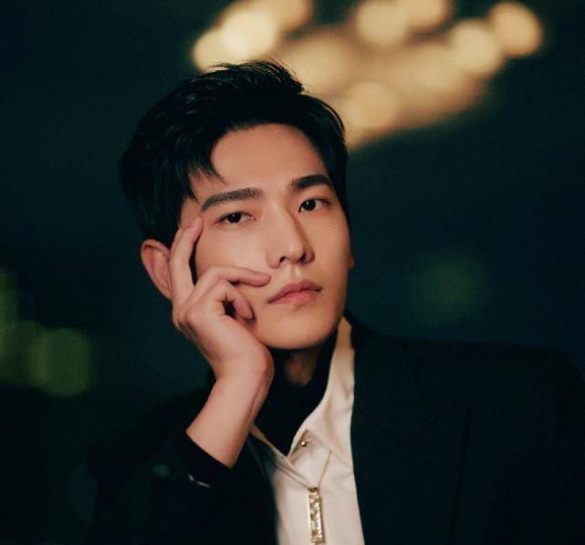 杨洋私生粉挺迷惑?见不到人就骚扰蜡像,细节表示这不是最尴尬的