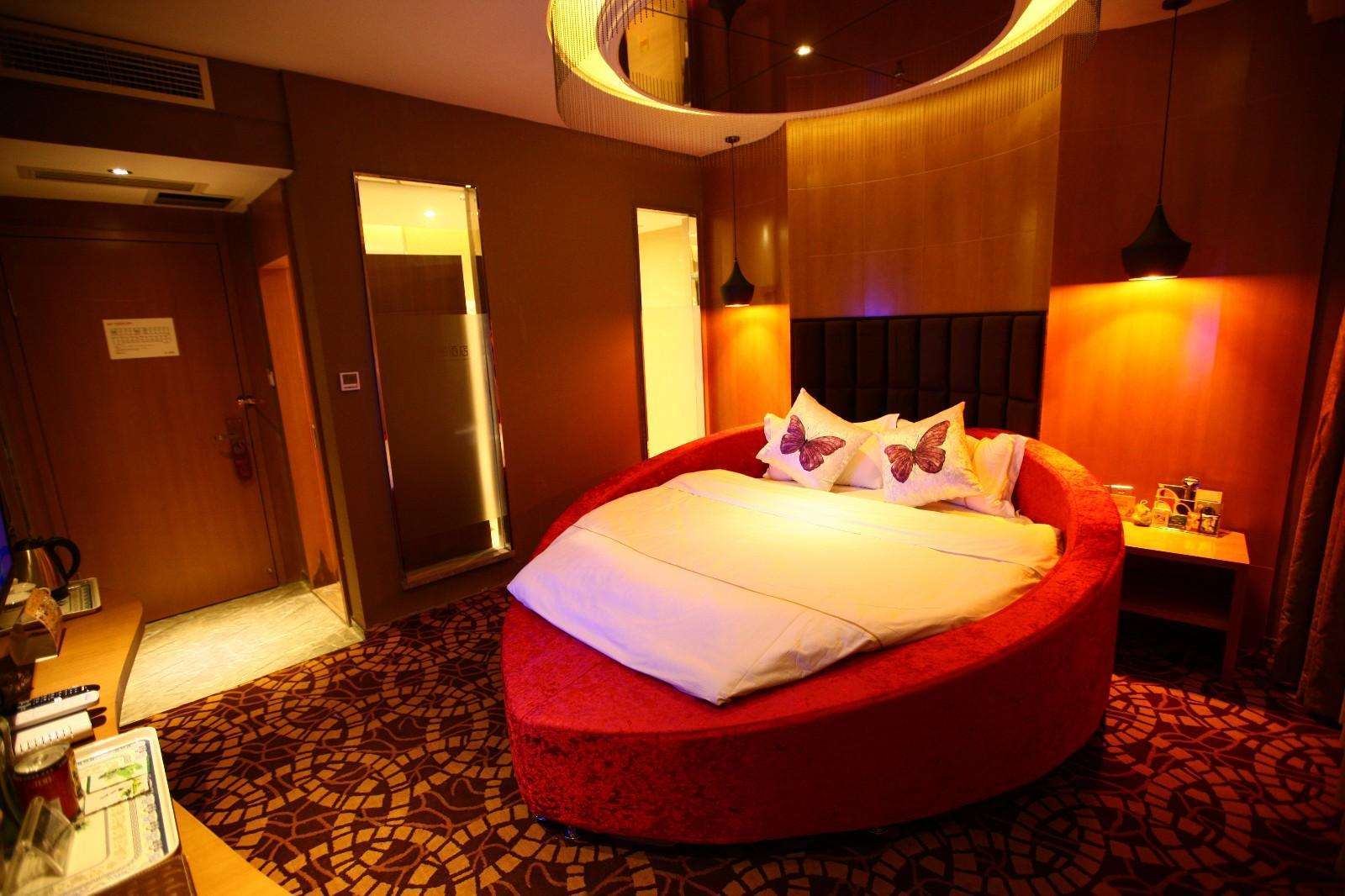 为何在宾馆的单人床上,要放着两个枕头?原来是有着这样的作用