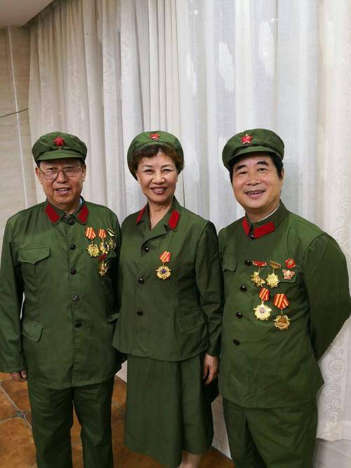 老战友聚会,穿六五式军装的,绝对都是在网上买的_红领章_帽徽_穿过