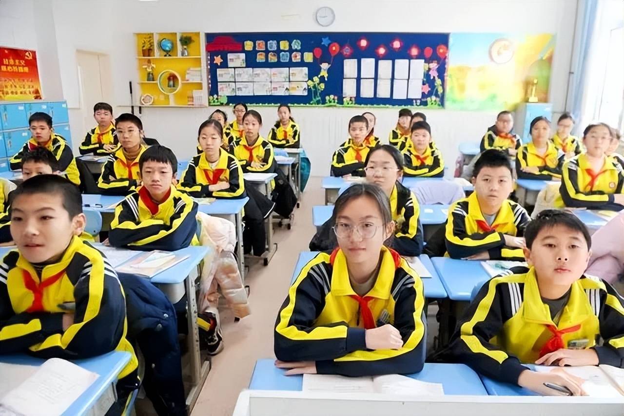 学校太难了!为了防止学生在校内坠楼,给教学楼安上了防护网