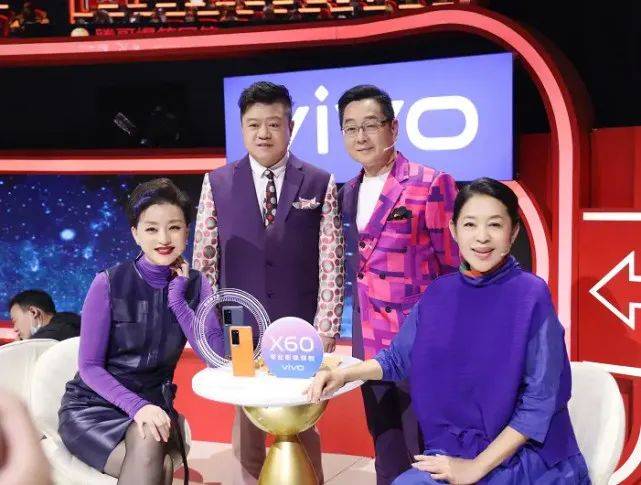 杨澜一头白发现身,脸胯身材走样显憔悴,但在老公面前依旧优雅!