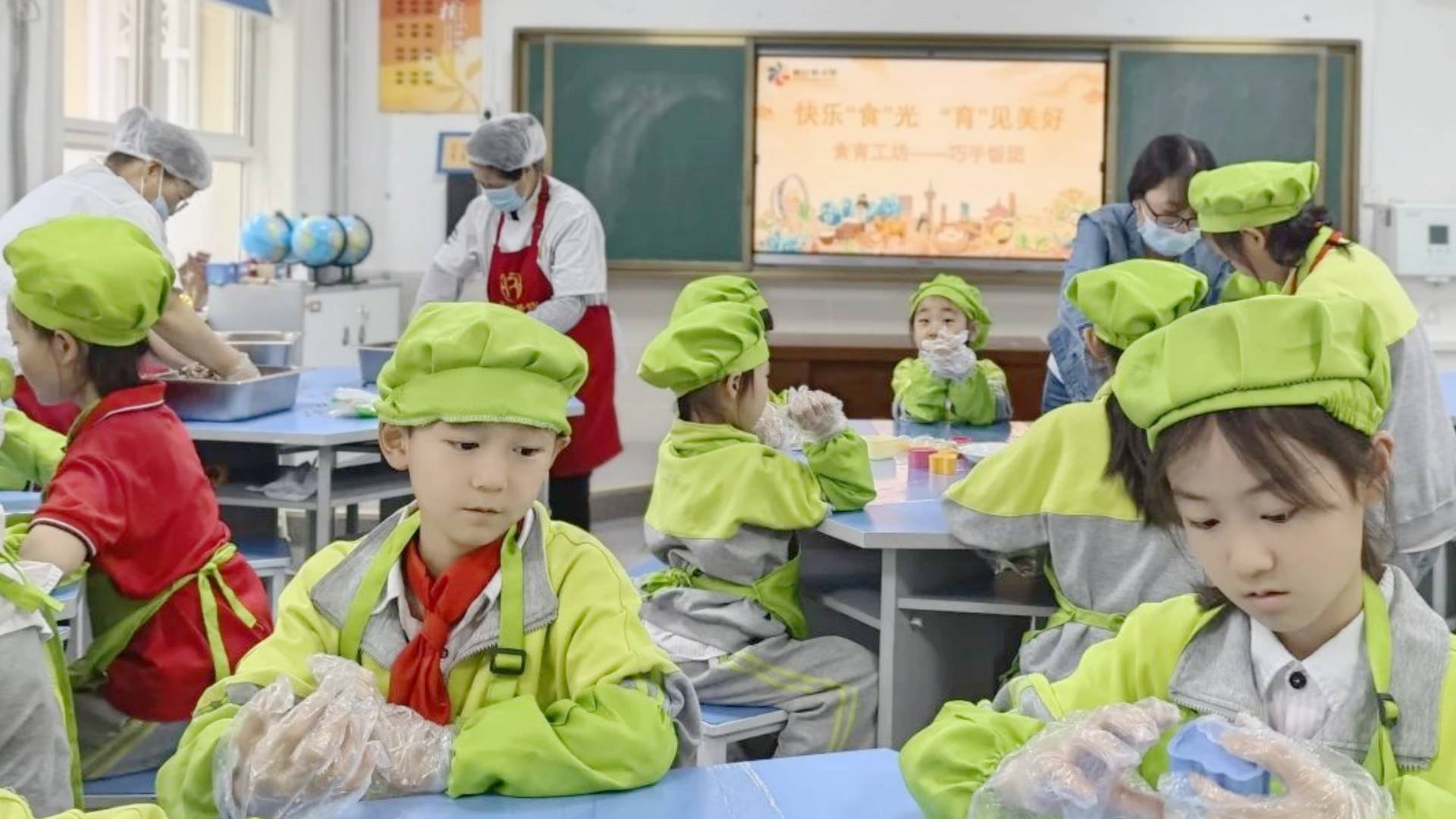 小小厨师上线!碑林区振兴路小学学生亲手制作饭团,体验"食育"乐趣