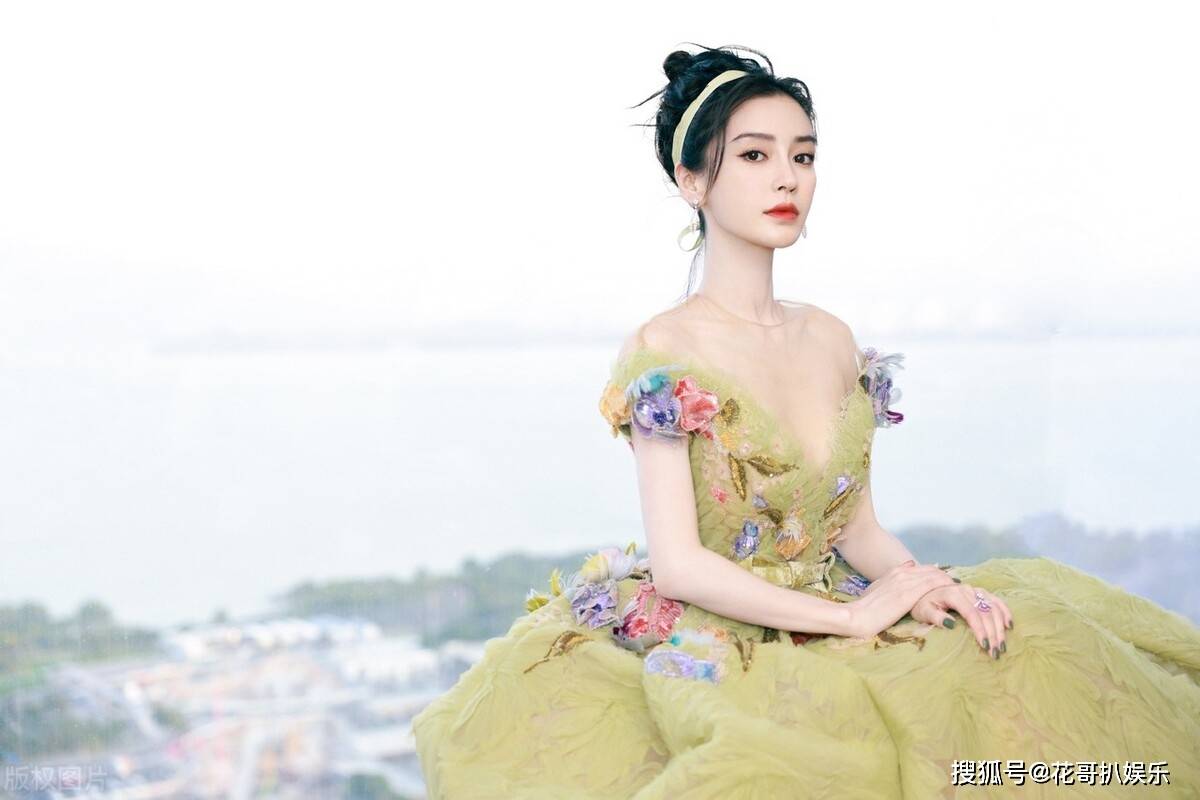 杨颖在云南普洱被偶遇，表面为冯德伦宣传新剧，实则自己出尽风头