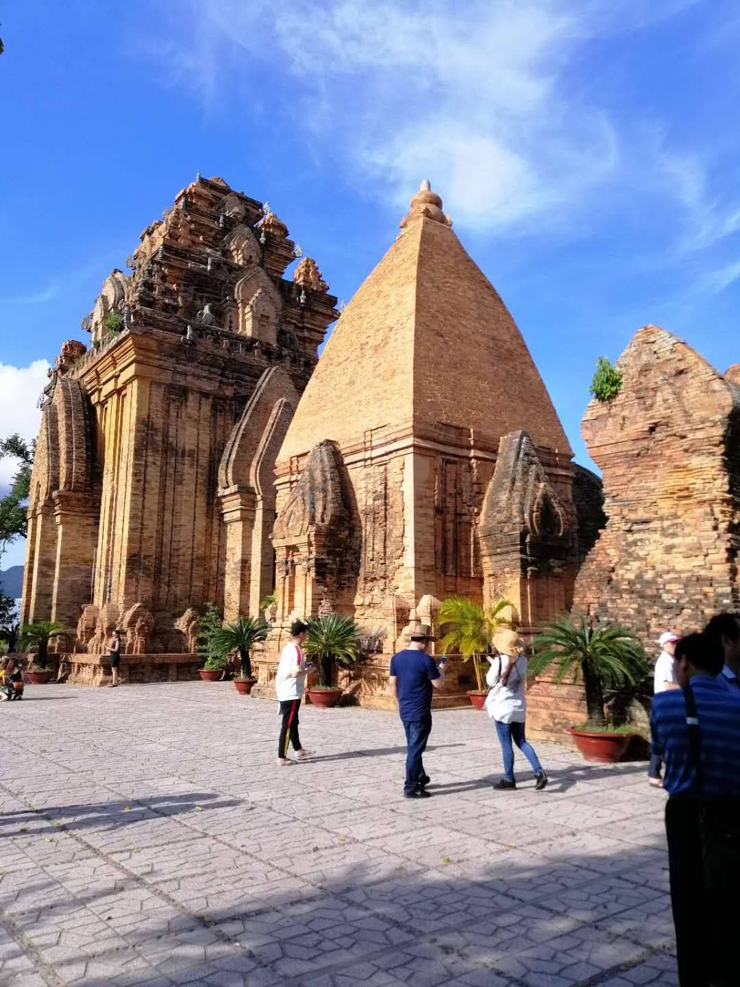  p> strong>到越南旅游跟团的费用大约人均在1200左右!