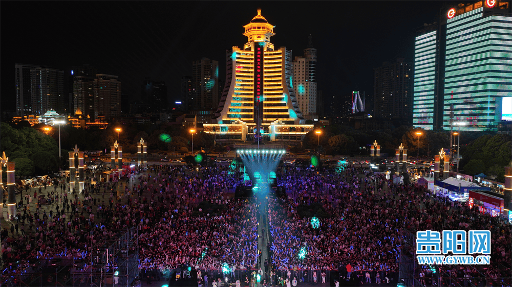 贵阳筑城广场五一期间热闹非凡,路边音乐会连唱五日