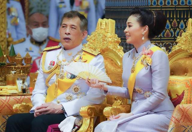 72岁泰王上演望妻眼,含情脉脉看着苏提达,泰国帝后当众秀恩爱