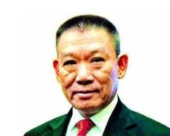 历经风雨的黑帮大佬街市伟最终选择漂白自己,投身合法生意,却在命运的