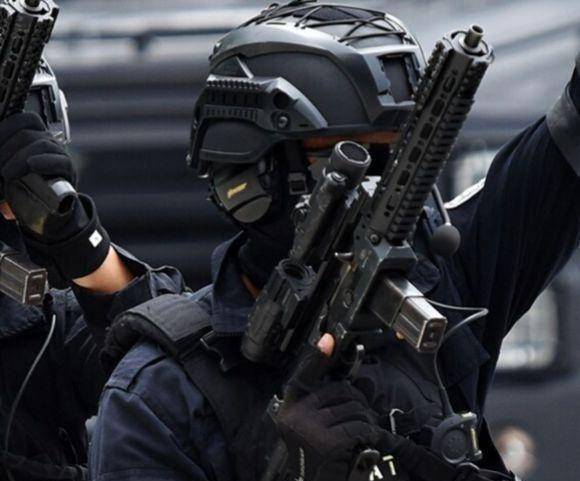 在特警交流会上,中国特警展出了新的国产新型冲锋枪.