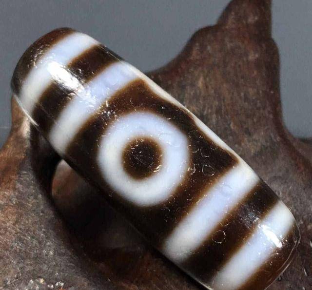 功夫皇帝李连杰一颗天珠过亿?为什么市场上的天珠却那么便宜?