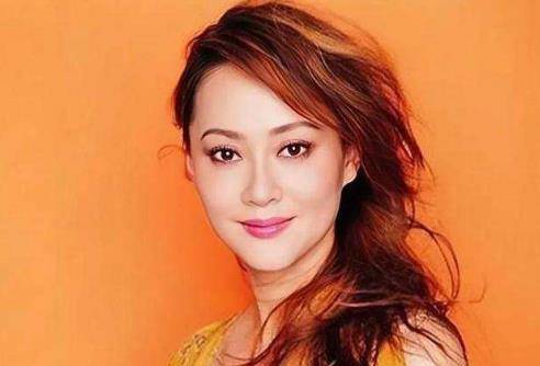 60岁大宋佳:与老公国外开服装店,生活滋润,优雅贵气不