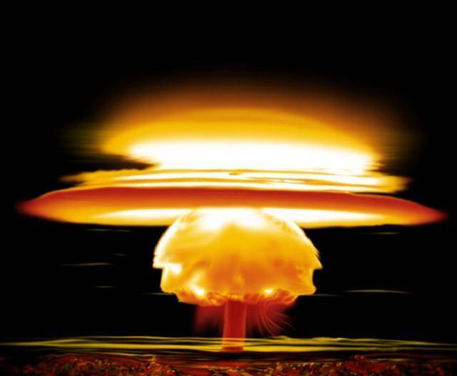 它在爆炸的时候相当于先引爆了一个小型原子弹,继而利用小型原子弹