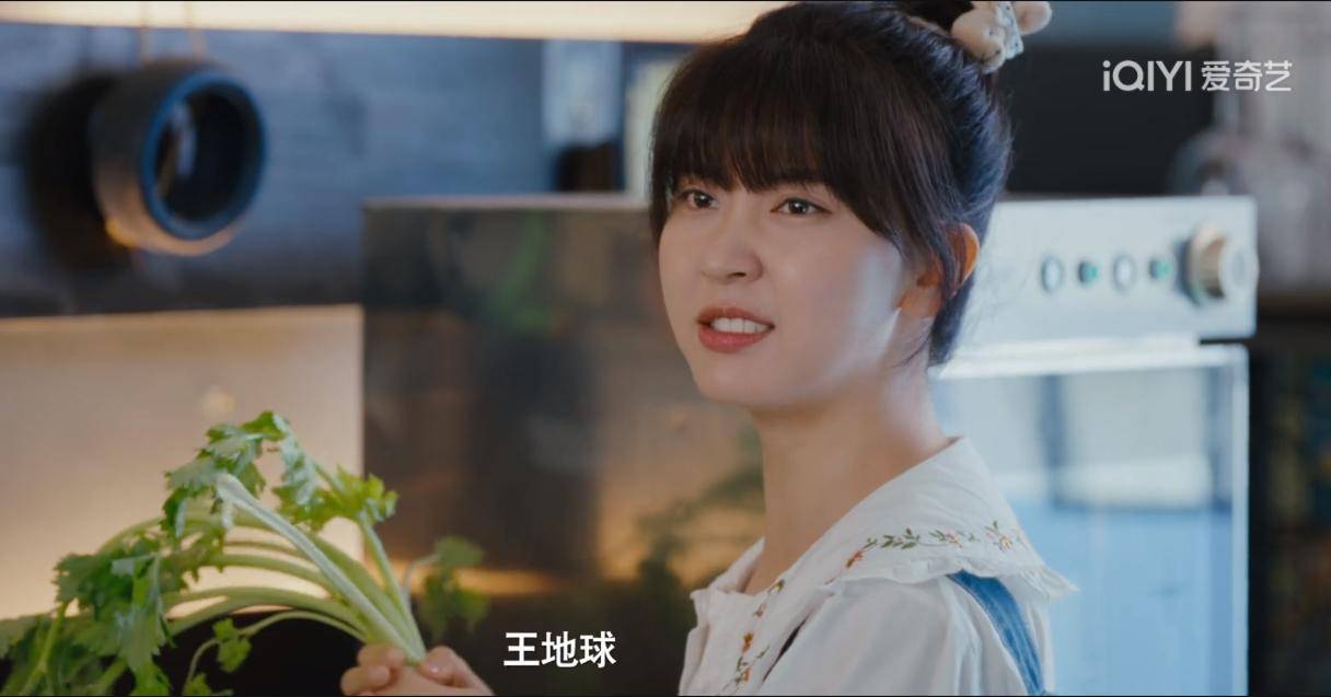 李梦颖在剧中的表演自然流畅,无论是喜怒哀乐,她都能够恰到好处地表达