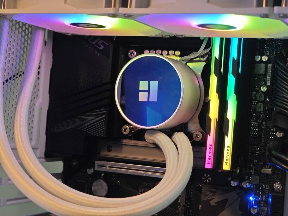 高频内存对于玩游戏究竟有没有提升?宏碁Hermes冰刃6400MHz内存实测分享!