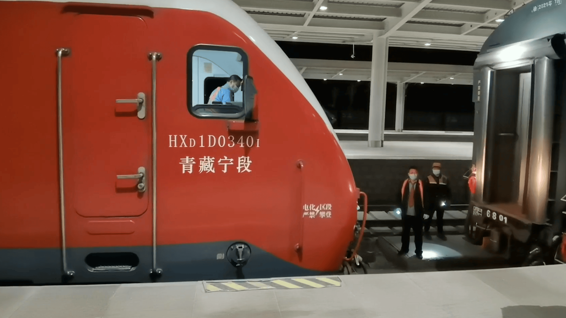 这也标志着中国国产高原机车,正式担当起了青藏铁路格拉线旅客列车