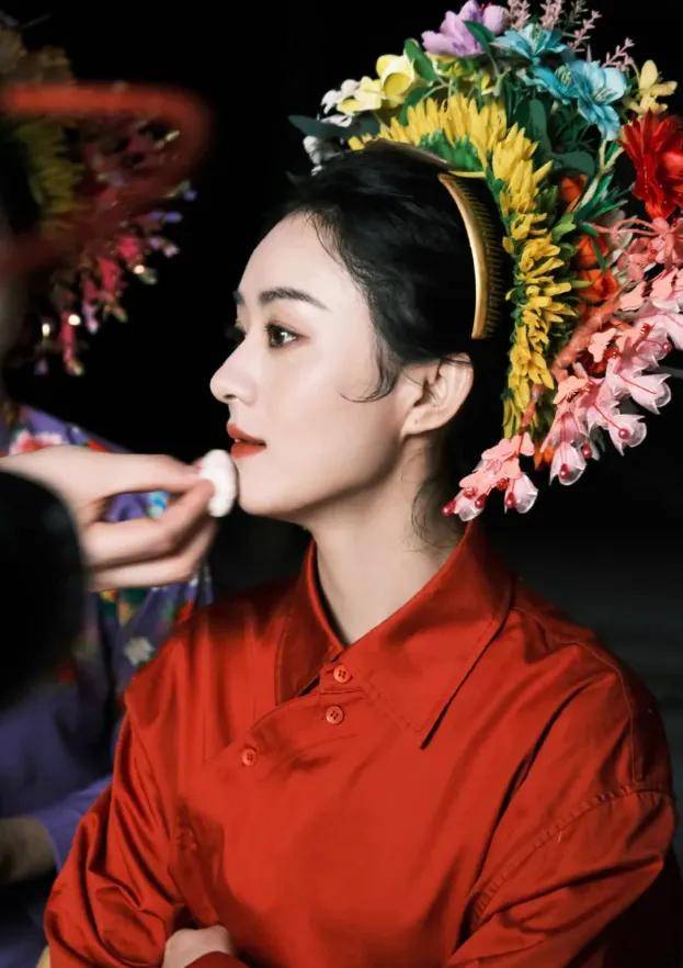 原创            赵丽颖簪花造型惊艳亮相，央视力挺背后有何玄机？-赵丽颖发饰
