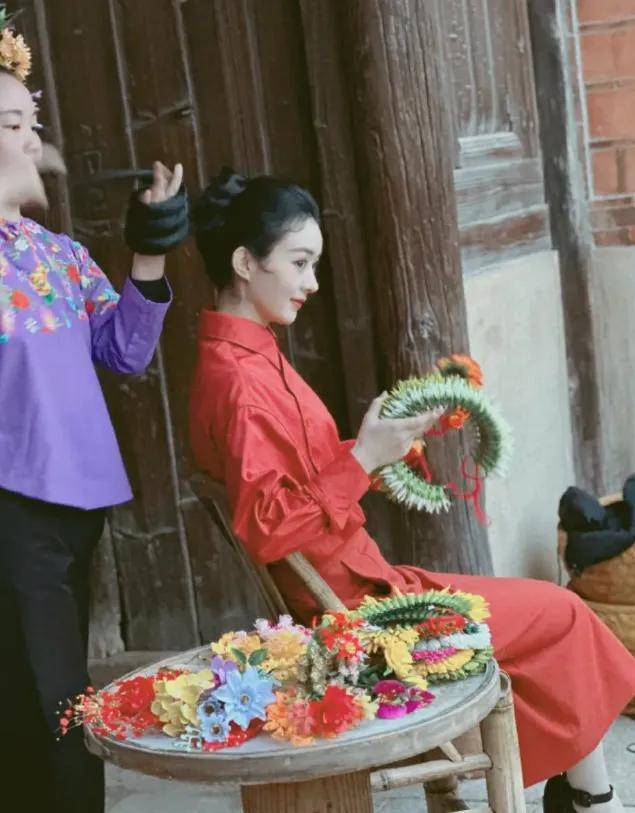 原创            赵丽颖簪花造型惊艳亮相，央视力挺背后有何玄机？-赵丽颖发饰