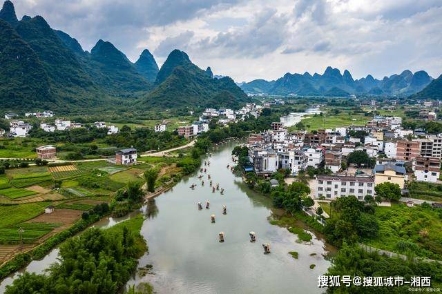 阳朔是桂林周边的一个旅游城市,拥有着美丽的山水风光和独特的民俗