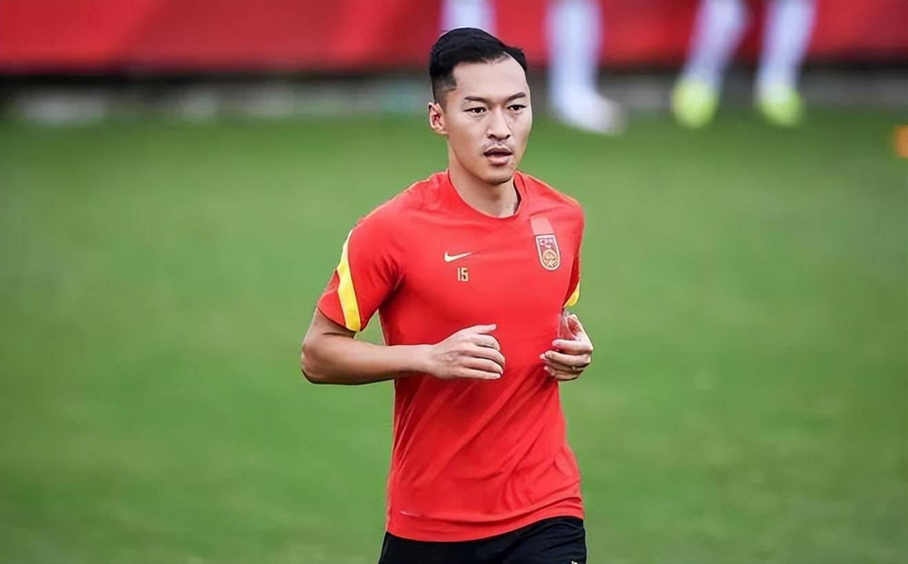 前国足队长吴曦 在申花右后卫的位置 踢出德国球星拉姆感觉