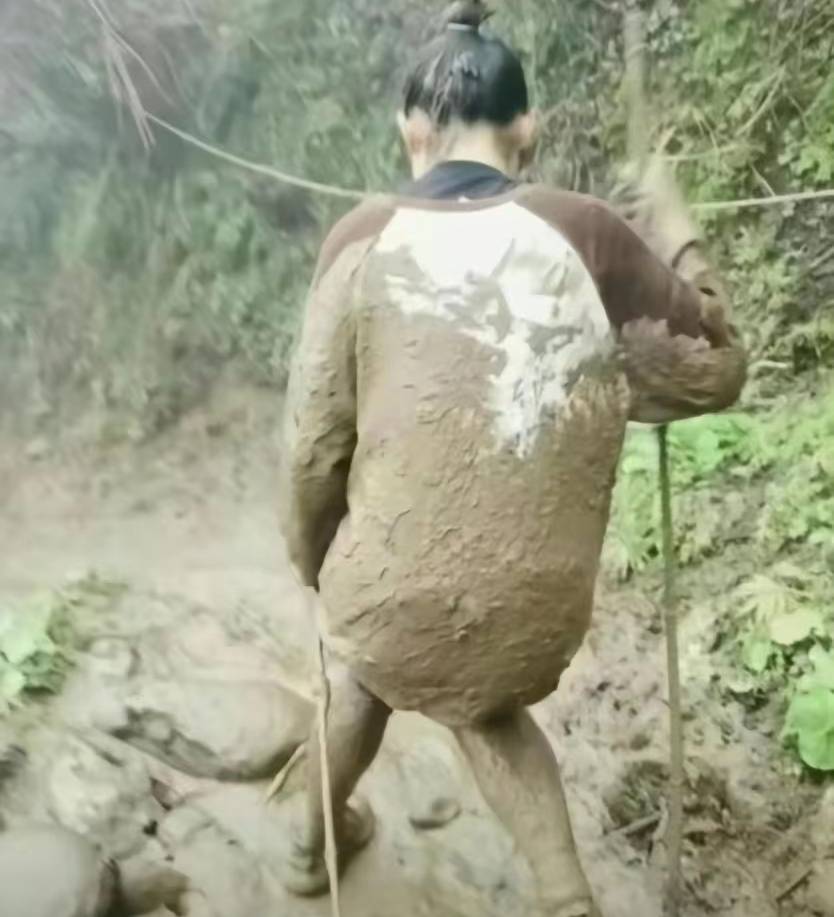 吊带女孩五一游武功山,遭大风雨溅一身泥,下山像逃难