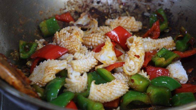 青椒变软,鱿鱼完全吸收调味料的味道后,即可出锅装盘