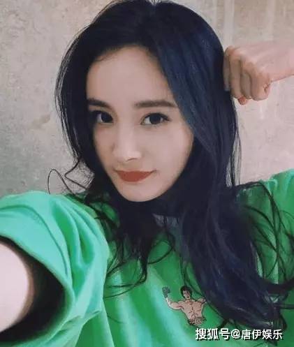 杨幂低调赴港,意外"误入男厕"成焦点,粉丝揭秘真相:为