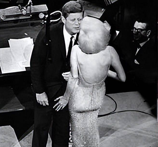1962年,美国记者偷拍梦露和肯尼迪约会,身穿透明钻石裙魅惑妖娆