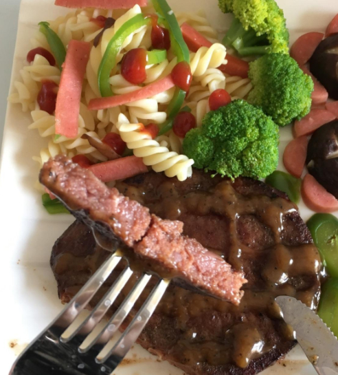 中途想上厕所,可以把刀叉摆放成"八"字型,这样一来就表示你的牛排