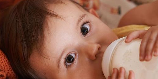 宝宝便秘不可怕，规范日常行为改善饮食是关键_习惯_奶粉_家长。