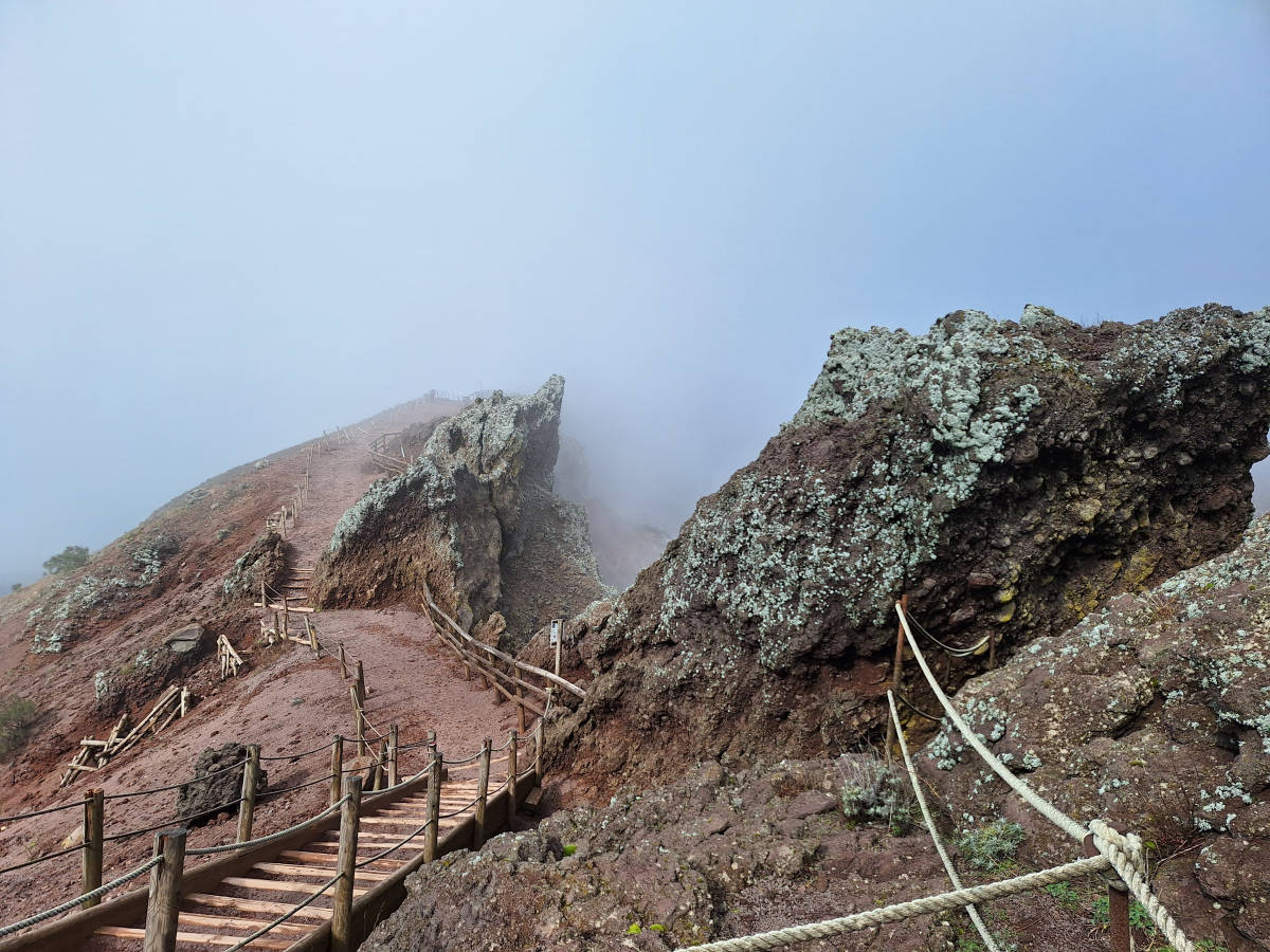 浮盖山,以其独特的丹霞地貌和丰富的植被而著名.