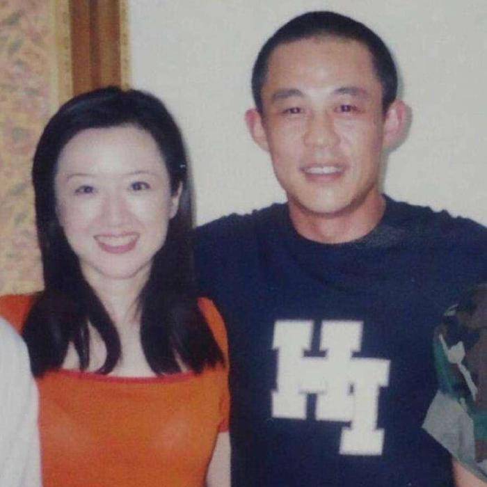 53岁侯勇和90后妻子同框似父女,肤白貌美身材好,肚皮圆润似怀孕_王瑞
