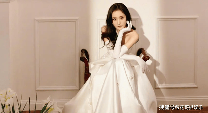 杨幂香港机场被偶遇,网友把她带到了男厕所,遭质疑立好妈妈人设